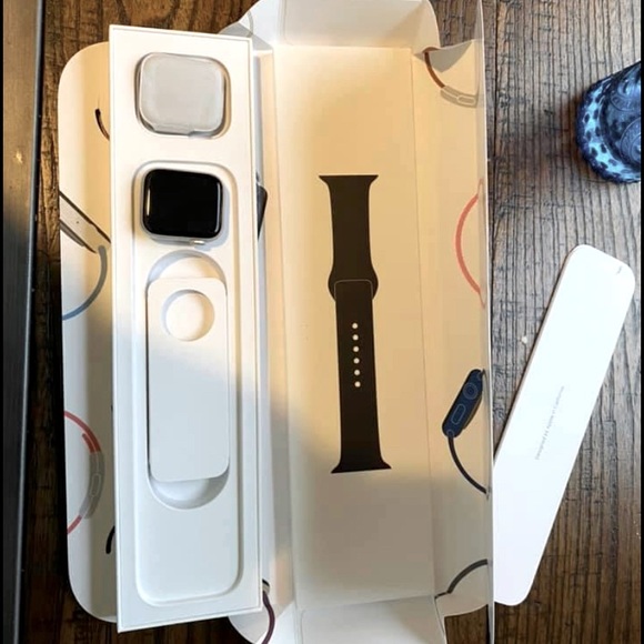 SERIES 5 APPLE WATCH ⌚️ - Picture 2 of 3